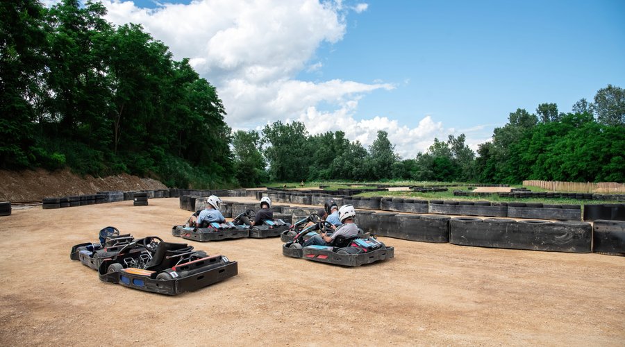 GRAVEL KART
Démarrez vos moteurs électriques et profitez d’une expérience de conduite unique. L’association d’une piste ‘gravel’ de 400m et de motorisations électriques ultra coupleuses vous feront vibrer à chaque virage.

Pensez à venir avec des chaussures fermés (obligatoire) ainsi qu’une tenue de sport.