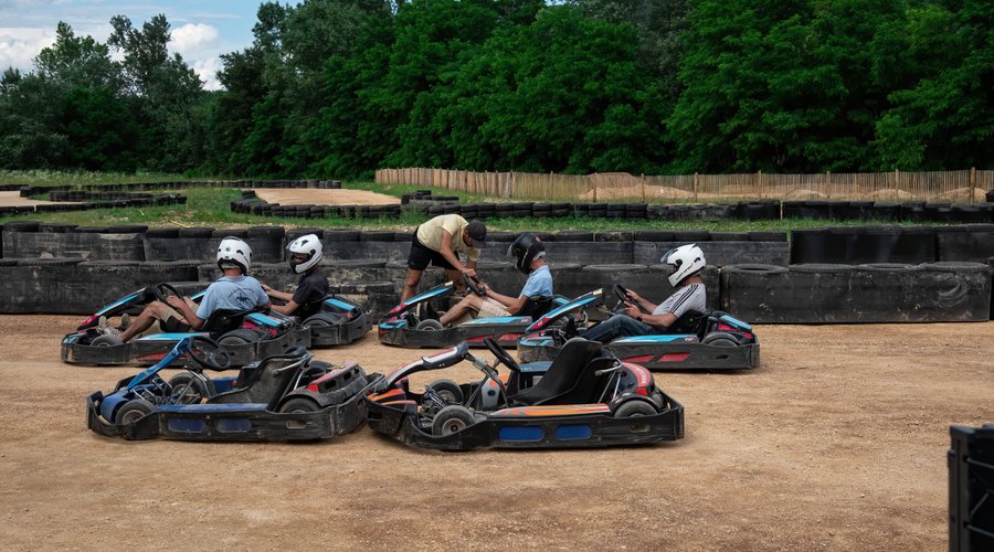 GRAVEL KART
Démarrez vos moteurs électriques et profitez d’une expérience de conduite unique. L’association d’une piste ‘gravel’ de 400m et de motorisations électriques ultra coupleuses vous feront vibrer à chaque virage.

Pensez à venir avec des chaussures fermés (obligatoire) ainsi qu’une tenue de sport.