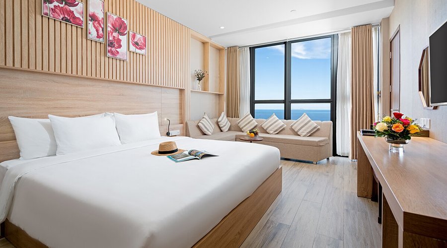 Emerald Bay Hotel & Spa Nha Trang - một khách sạn Nha Trang gần biển sẽ mang đến cho du khách trải nghiệm nghỉ dưỡng sang trọng với tầm nhìn ra đại dương tuyệt đẹp. ---[ENGLISH]--- Emerald Bay Hotel & Spa Nha Trang - a Nha Trang hotel beachfront will give visitors a luxurious resort experience with beautiful ocean views.