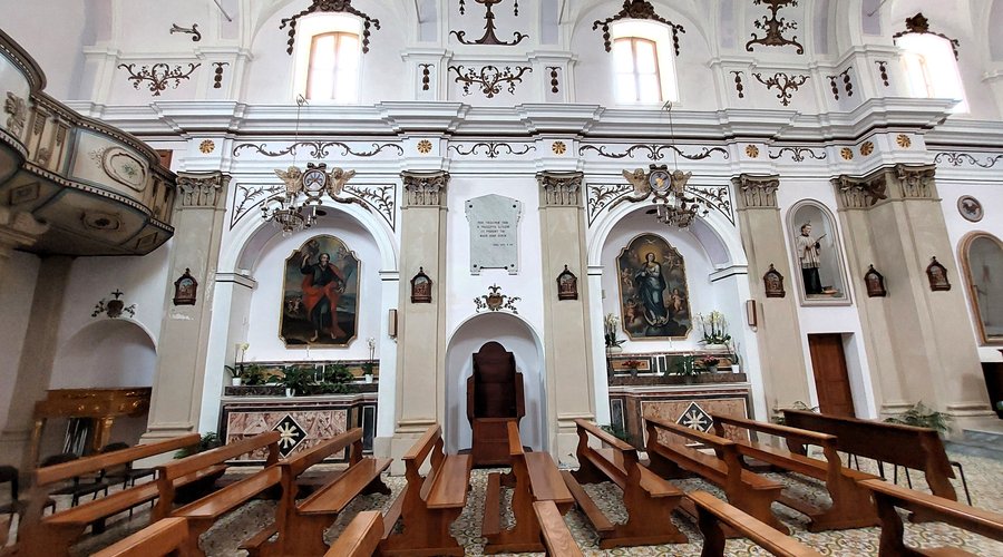 Interno: la parete sx della navata