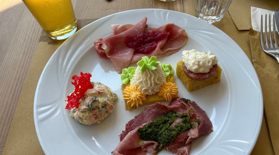 Un simpatico e buono misto di antipasti