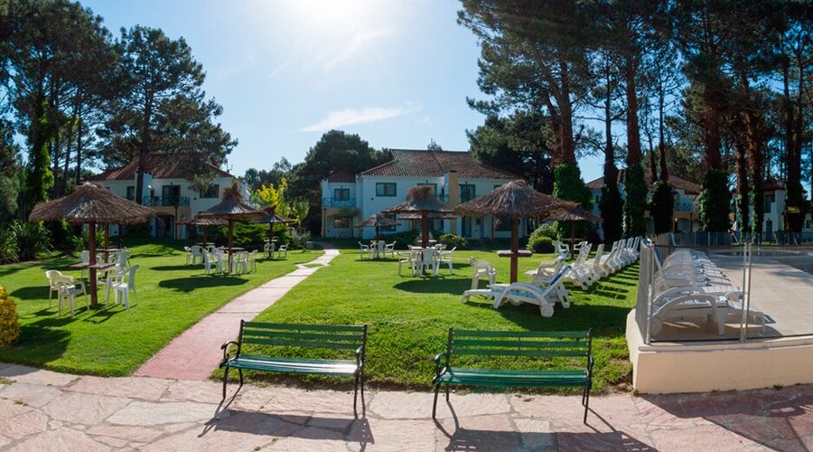 Piscina exterior y Parque