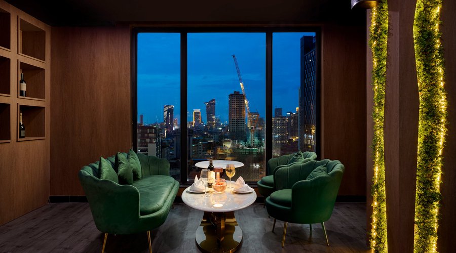 Our cozy restaurant at dinner time, which is suitable for romantic dining!