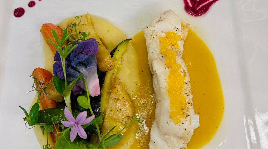 Poisson d’arrivage, sauce à l’orange, accompagné de légumes poêlés