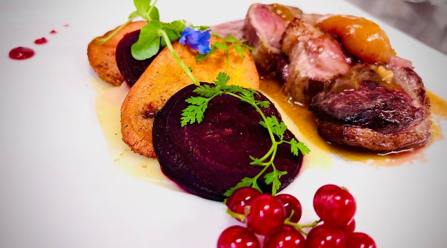 Magret de canard, sauce à l’abricot, accompagné de tranches de patates douces  et de betteraves