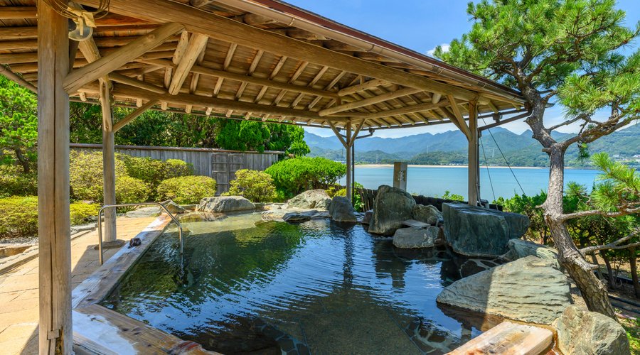 亀の井ホテル 那智勝浦 露天風呂
An open-air garden bath with a view of the seamount.