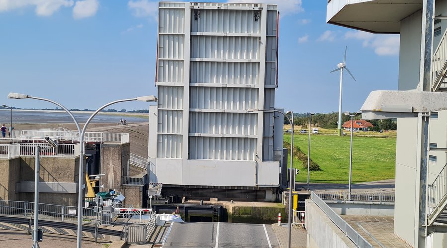 Eidersperrwerk Strasse von unten