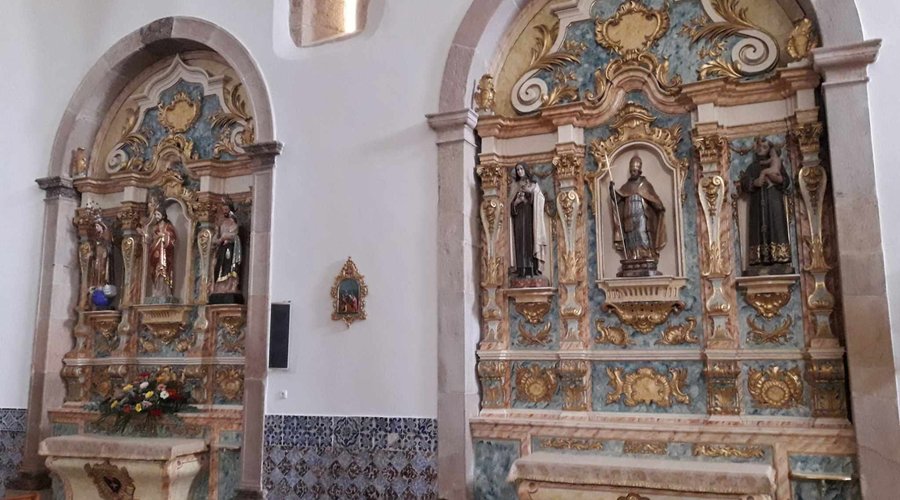 Interior, decoração da parede do lado direito.