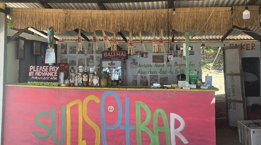Il Sunset bar è in riva al mare. Puoi pranzare su altalene o su comodi puff colorati. Cucina tipica indonesiana fatta bene.  Serve ottimi frutti juices e smoothies. E, cosa molto rara a Karimunjawa, cocktail niente male. Al tramonto si riempie di giovani attirati credo , oltre al resto, dalla bellissima musica x lo più reggae. Un posto perfetto x ammirare il sunset