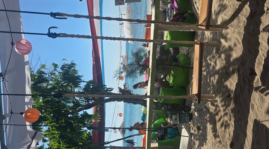 Il Sunset bar è in riva al mare. Puoi pranzare su altalene o su comodi puff colorati. Cucina tipica indonesiana fatta bene.  Serve ottimi frutti juices e smoothies. E, cosa molto rara a Karimunjawa, cocktail niente male. Al tramonto si riempie di giovani attirati credo , oltre al resto, dalla bellissima musica x lo più reggae. Un posto perfetto x ammirare il sunset