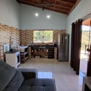 O sítio conta com 4 casas de tamanhos e lugares diferentes