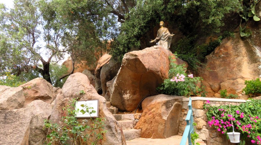 Raffigurazione a tema religioso (Gesù nell'orto degli ulivi) sulla via che sale alla chiesa