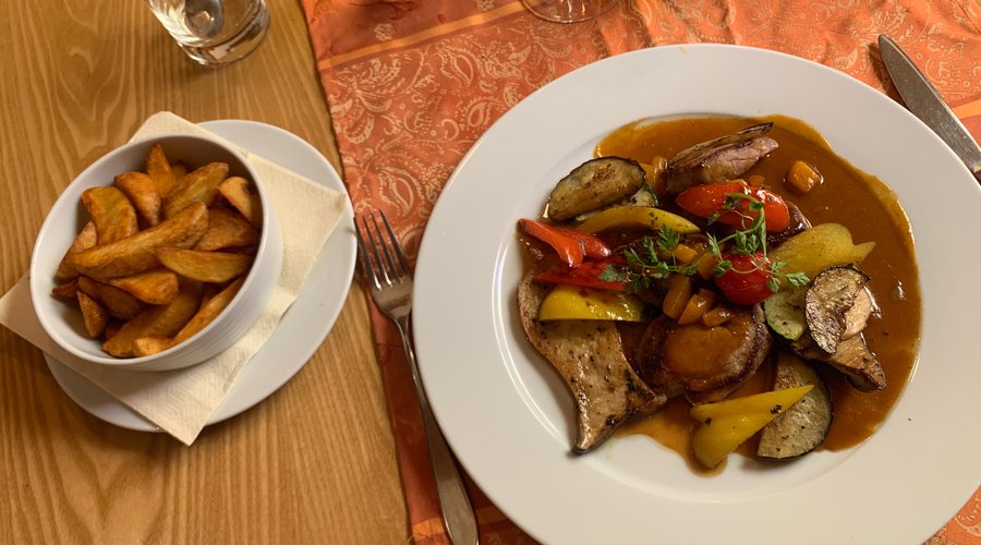 Filet mignon de porc, avec cèpes et légumes le tout très généreux. Delicieux.