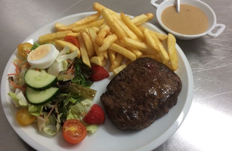 Onze bekende overheerlijke kogelbiefstuk met pepersaus of blauwekaas saus dagelijks vers bereid. Reserveren voor deze schotels sterk aanbevolen.