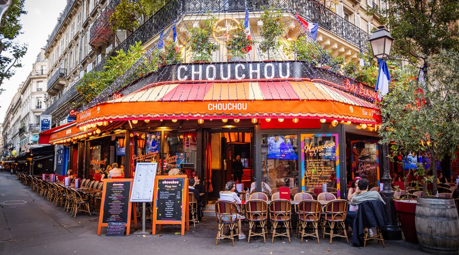 Retrouvez à la carte du restaurant Chouchou Paris des plats traditionnels français, mais également une cuisine méditerranéenne avec des couscous et des tajines. Nous proposons également notre carte en livraison, ainsi, si vous ne pouvez pas vous déplacer, dégustez le meilleur de notre cuisine directement chez vous !