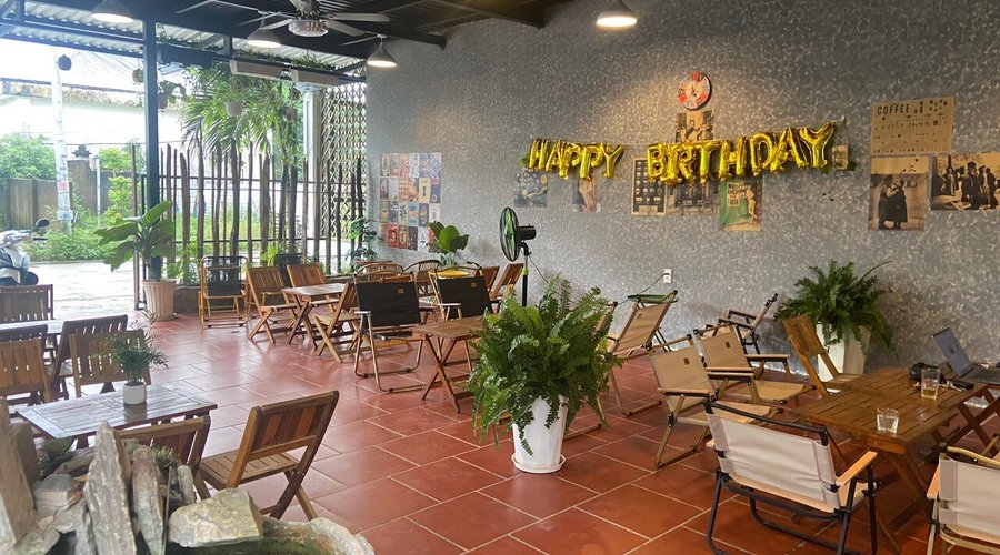 Quán phục vụ cà phê nguyên chất đậm vị và các loại nước ép, nước hoa quả....! Là quán yêu thích của người địa phương. Nếu bạn thích trải nghiệm 1 quán cafe truyền thống đúng địu của người địa phương. Bạn có thể đến để trải nghiệm, hãy đến và cảm nhận không gian và giai điệu những bản nhạc xưa trữ tình.