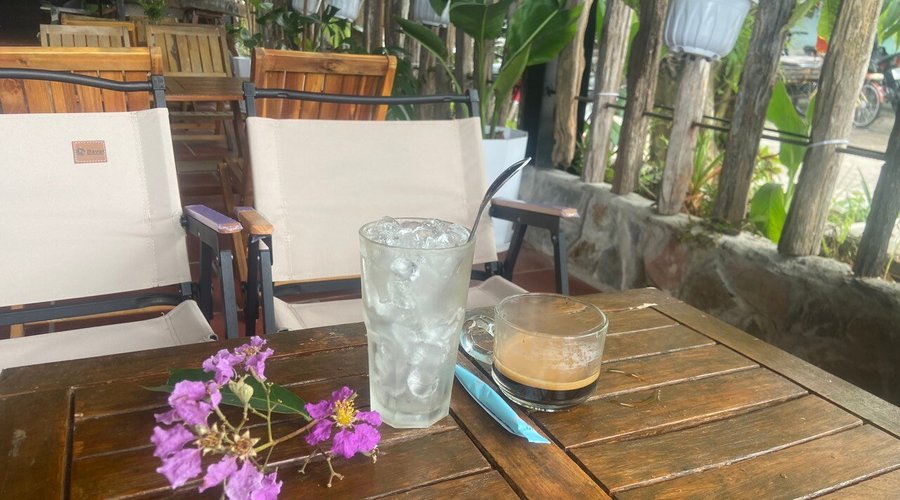 Cafe được phục vụ kèm 1 ly cafe đá và 1 thanh đường đi kèm!