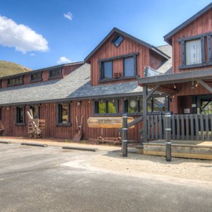 On-site dining at Yellowstone Mine Restaurant and Rusty Rail Lounge.