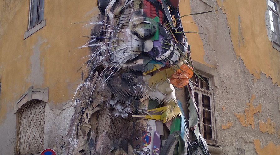 Street Art en Gaia "Half Rabbit" por Bordalo II