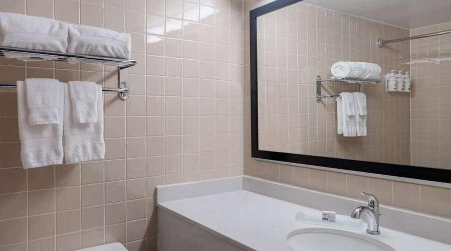 Guest room bath