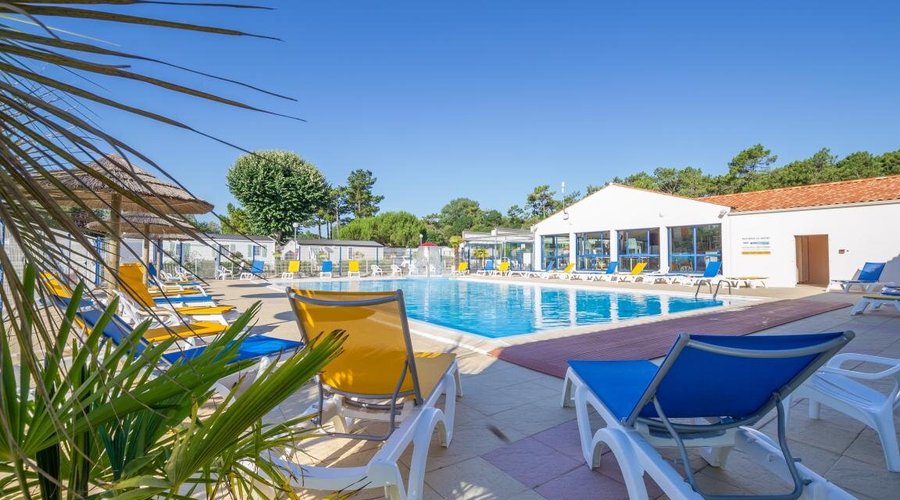 Solarium piscine extérieure