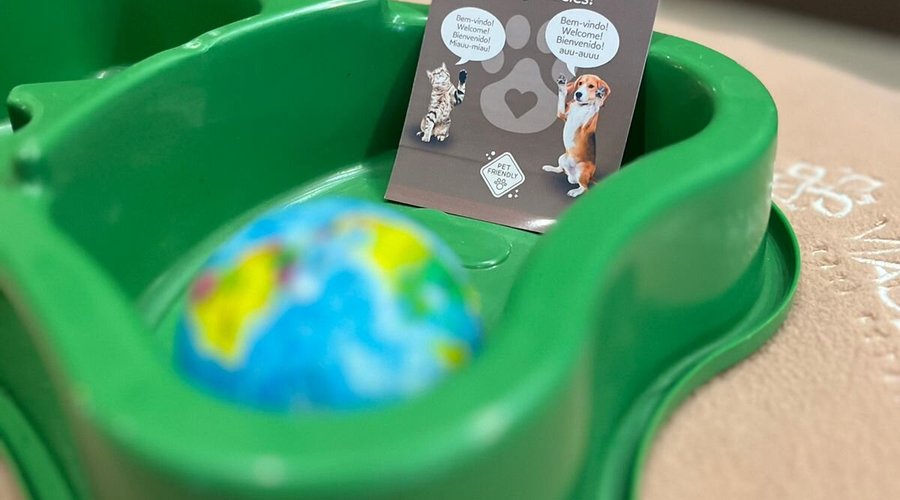 Serviço dedicado a viajantes acompanhados de seus pets de pequeno porte. O serviço disponibiliza no quarto um Pet Welcome Kit, que inclui cama, tigelas de ração e água. 