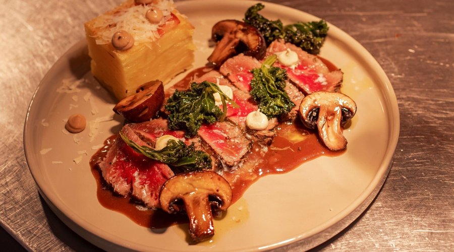 Fillet Mignon - Mil folhas - Molho de Vinho Madeira - Cogumelos salteados - Couve Regional