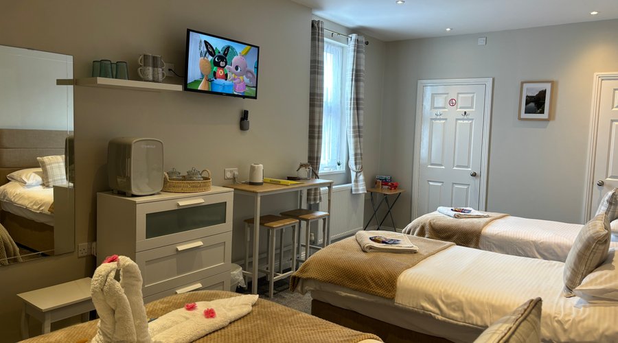 Room 7 Very large Family / Twin En-suite  With Double bed & 2 single beds
