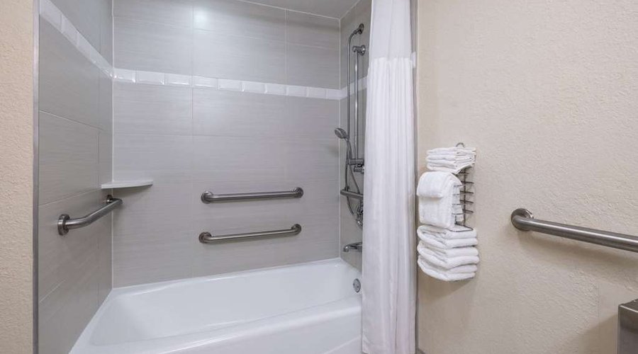 Guest room bath (accessible)