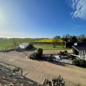 Vue sur le jardin, le SPA avec abri télescopique, la nature environnante, inspirant à la détente et au dépaysement...