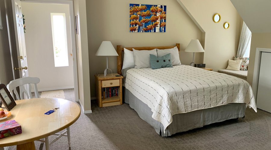 Falls Queen suite provides a comfortable queen bed to enjoy and a beautiful bay window seat to watch the sunrise. 