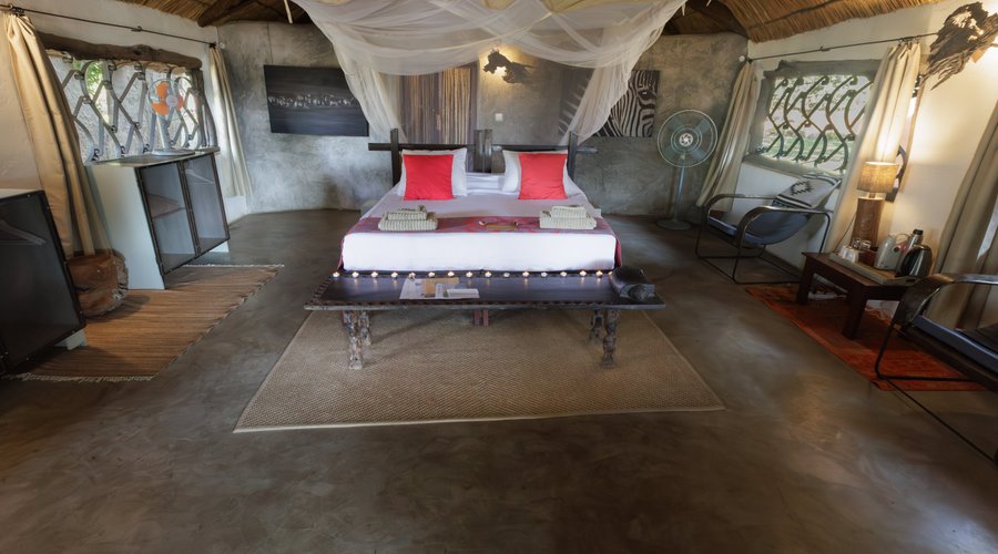  Intimate chalet on the River, extend over 40 square metres. Consist of a bedroom with a king-size bed, and an ensuite bathroom 