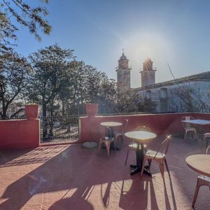 Salida a la terraza con vista de la catedral de Colonia de Sacramento, zona para sentarse en Viajero Hostels