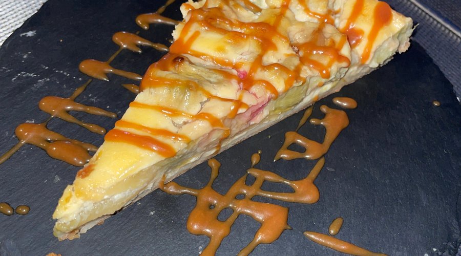 Une tarte pomme rhubarbe faite maison.  