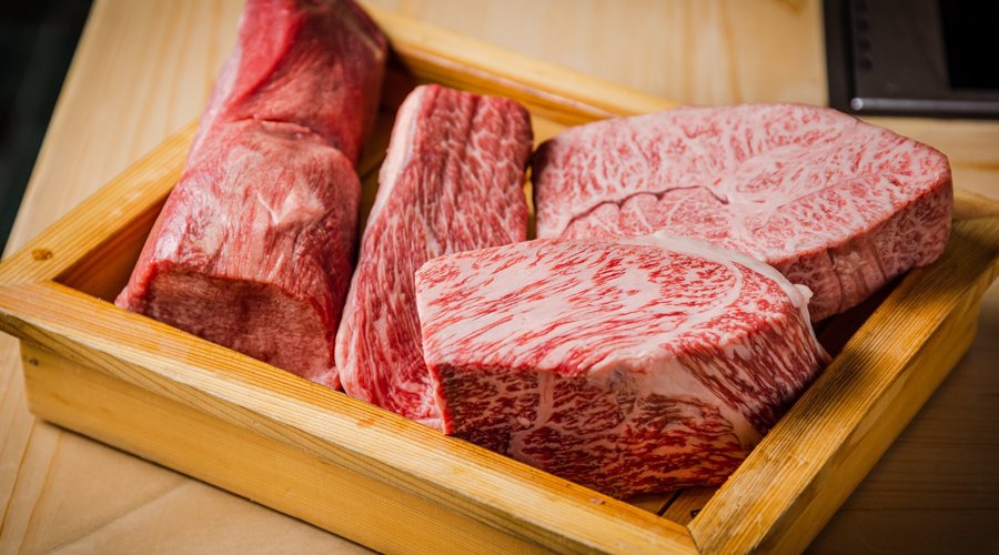 黒毛和牛の赤身肉をメインに取り扱い、焼肉をお楽しみいただいています。