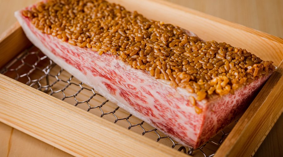 自家製の醤油麹に漬け込み旨味、香り、も楽しめる１品。焼肉で楽しんで頂けます。