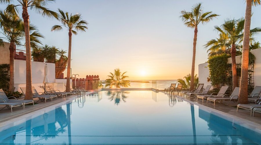 Infinity pool with views to the mediterranean sea.