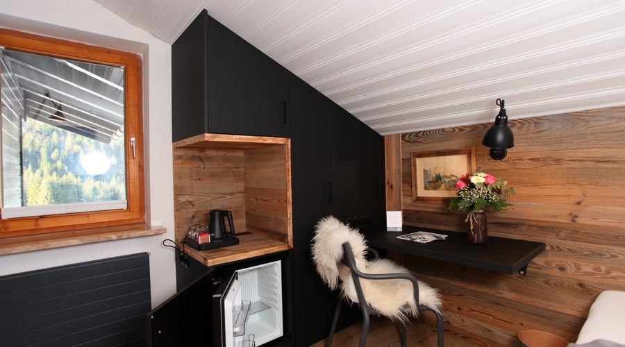 Impressionen DZ "Alpenliebe" - platzsparender Kleiderschrank mit integrierter Minibar und Schreibtisch.