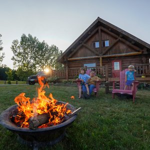 Traditional Log Cabin with stunning Lake View - sleeps 12
