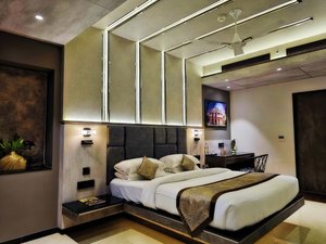 Room & Suite