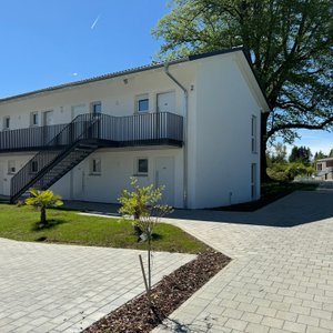 Hotelzimmer  Unsere Hotelzimmer haben einen ganz eigenen, individuellen Style und sind in warmen Farbtönen gehalten. Die Zimmer sind ca. 29 m² groß und verfügen über ein einladendes Doppelbett, Schreibtisch, großem Flatscreen, Safe, Minibar und einem Wohlfühlsessel. Das Tageslichtbad mit Dusche und WC ist modern gestaltet. Ein Balkon läd zum Verweilen ein. Hier werden Sie sich wohlfühlen.