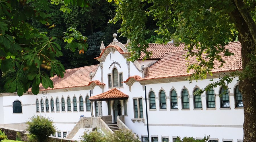 Localizado no pitoresco coração do Minho, entre Braga e o Gerês, e envolvido por um ambiente tranquilo e sereno, as Termas de Caldelas são o refúgio ideal para quem procura relaxamento e bem-estar. Rodeado por paisagens deslumbrantes,  oferecem o cenário perfeito para quebrar a rotina da semana e cuidar da sua saúde!
