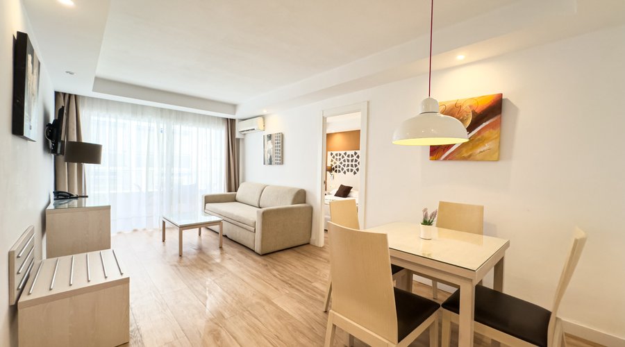 Apartamento 1 Dormitorio - Vistas Laterales al Mar   Hasta 3 personas  Dispone de un salón con sofá-cama para una persona.  El apartamento ofrece vistas parciales al mar.