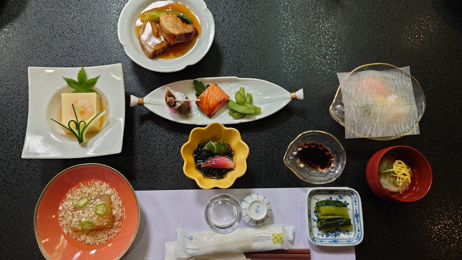 夕食。
豚の角煮は温かい状態で、後から出てきました