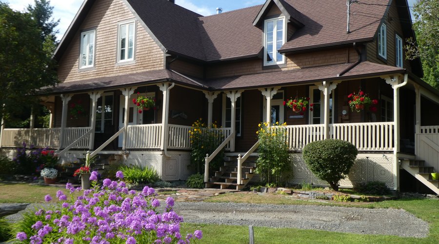 La maison principale avec le logement Arsenault: une merveille !