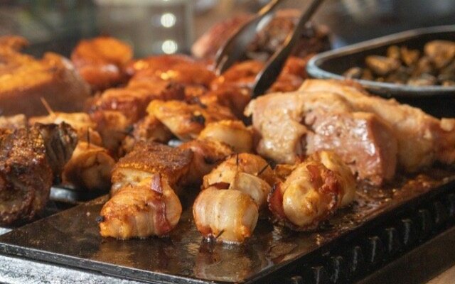 Churrasco com várias opções de carne.