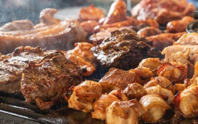 Churrasco com várias opções de carne.