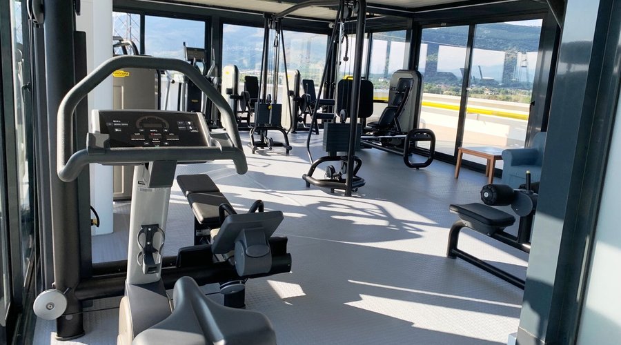 La palestra panoramica dell'Edra Palace Hotel offre un'esperienza di allenamento unica, con ampie vetrate che si affacciano direttamente sull'imponente Abbazia di Montecassino. Luminosa e moderna, la palestra è attrezzata con macchinari di ultima generazione per il cardio e la forza, permettendo agli ospiti di allenarsi mentre godono di una vista mozzafiato sulla storica abbazia e sul paesaggio collinare circostante. 
