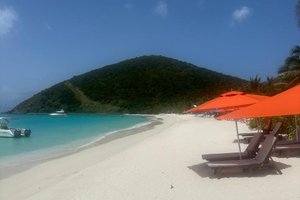 Zwembad en strand