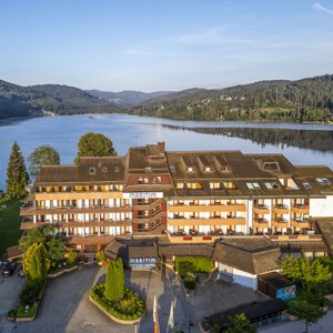 Außenansicht des Hotels direkt am Titisee